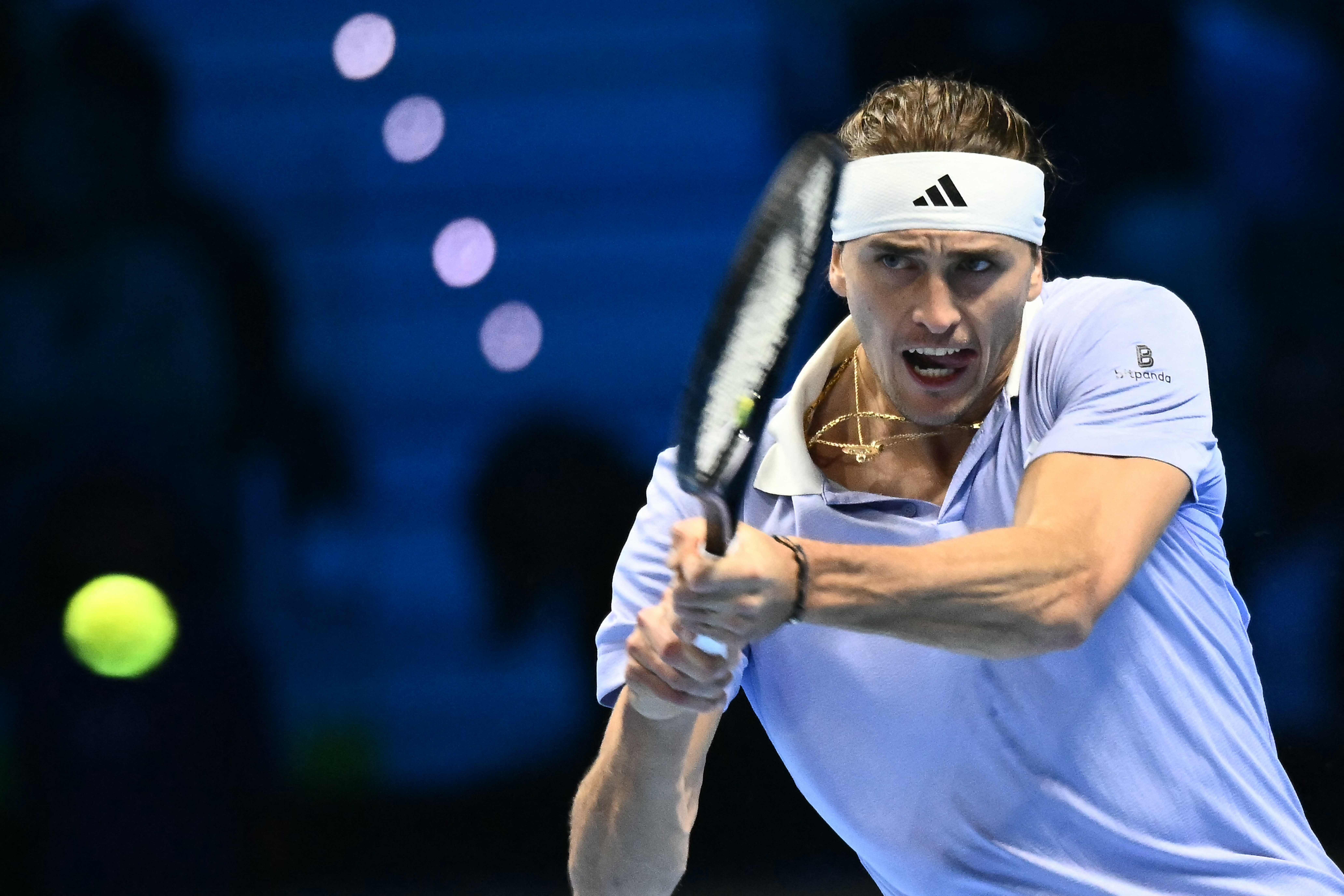 英国网球队鏖战法国网球队，兹维列夫统治全场