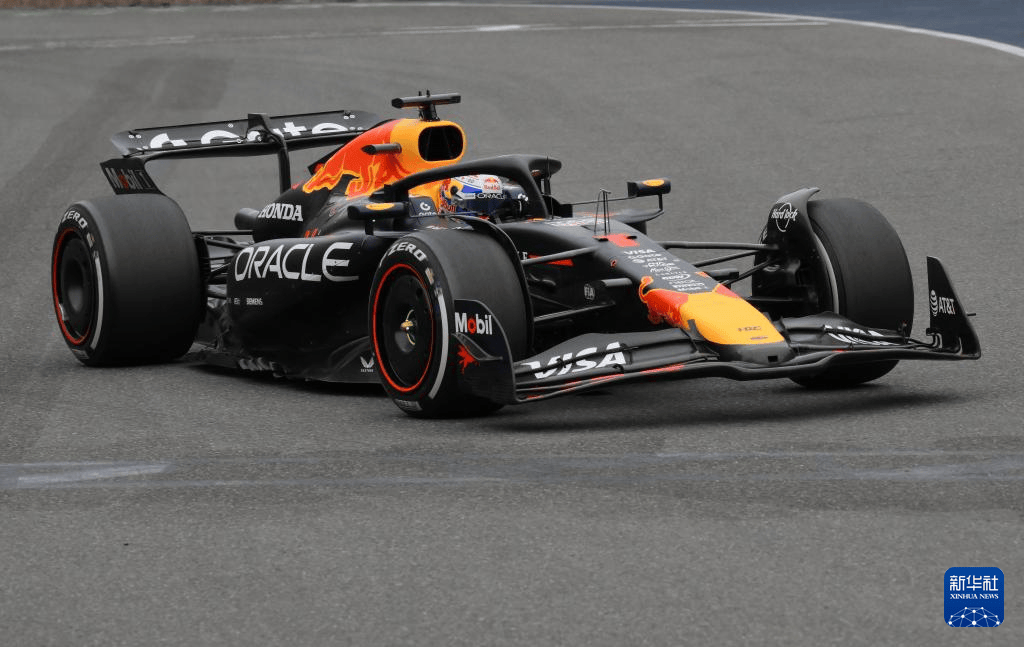 红牛车队险胜哈斯车队，塞恩斯点燃赛场