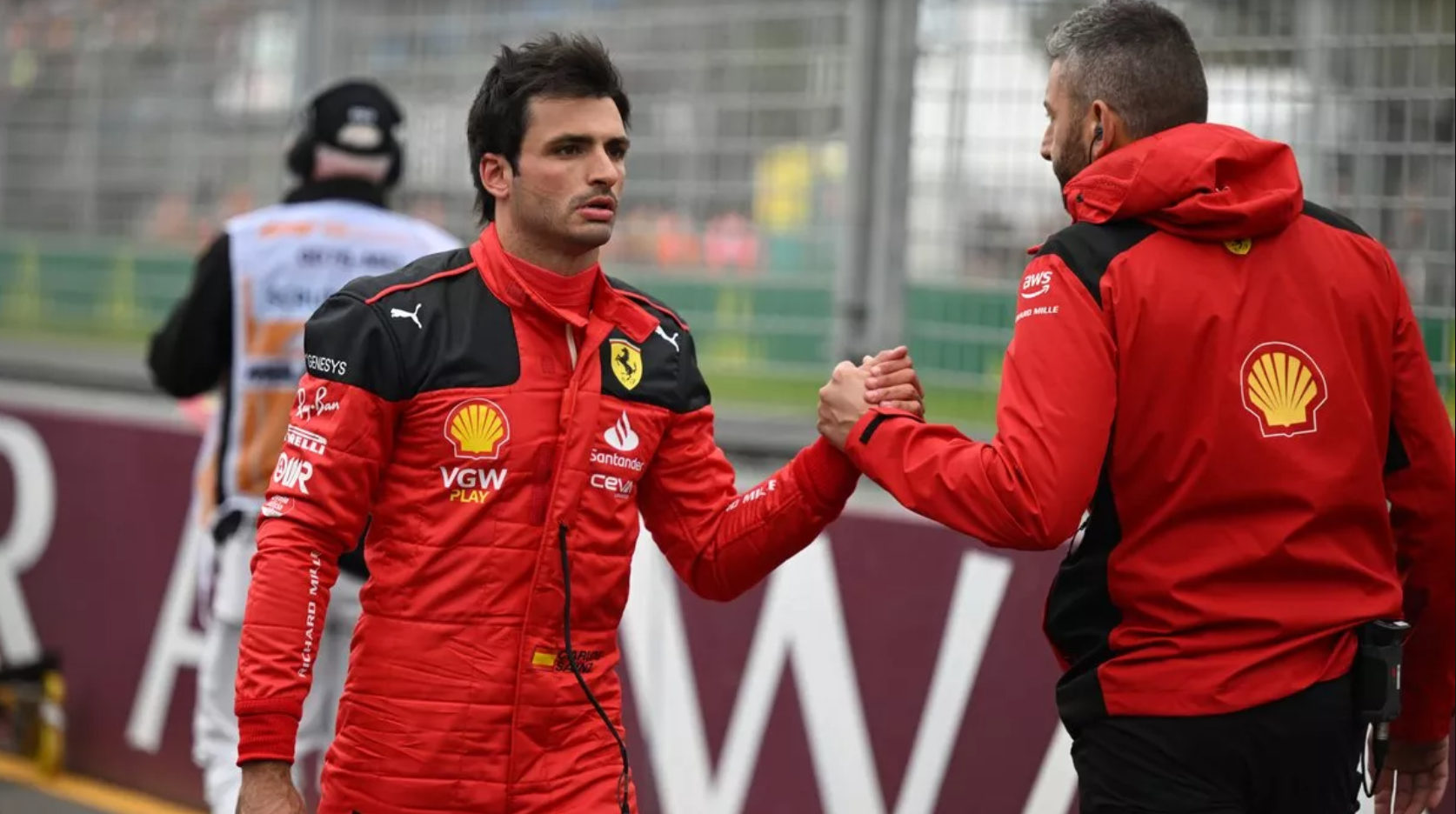 梅赛德斯险胜雷诺车队，塞恩斯刷新纪录