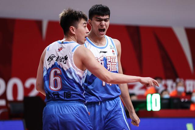 新疆队险胜山西队，浓眉哥统治全场