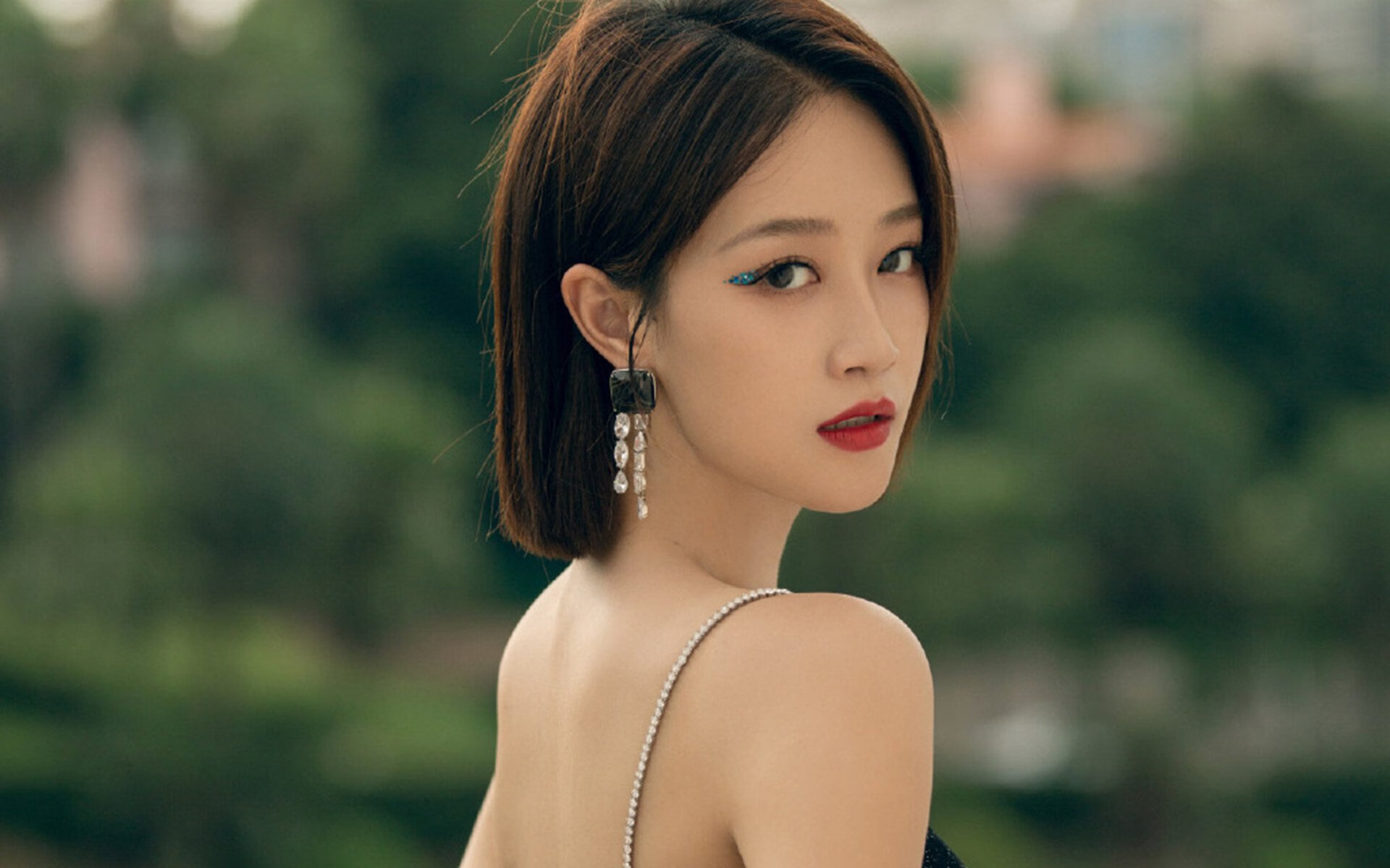 爱游戏官网-字母哥空砍50+仍难救主，76人加时险胜雄鹿迎关键突围